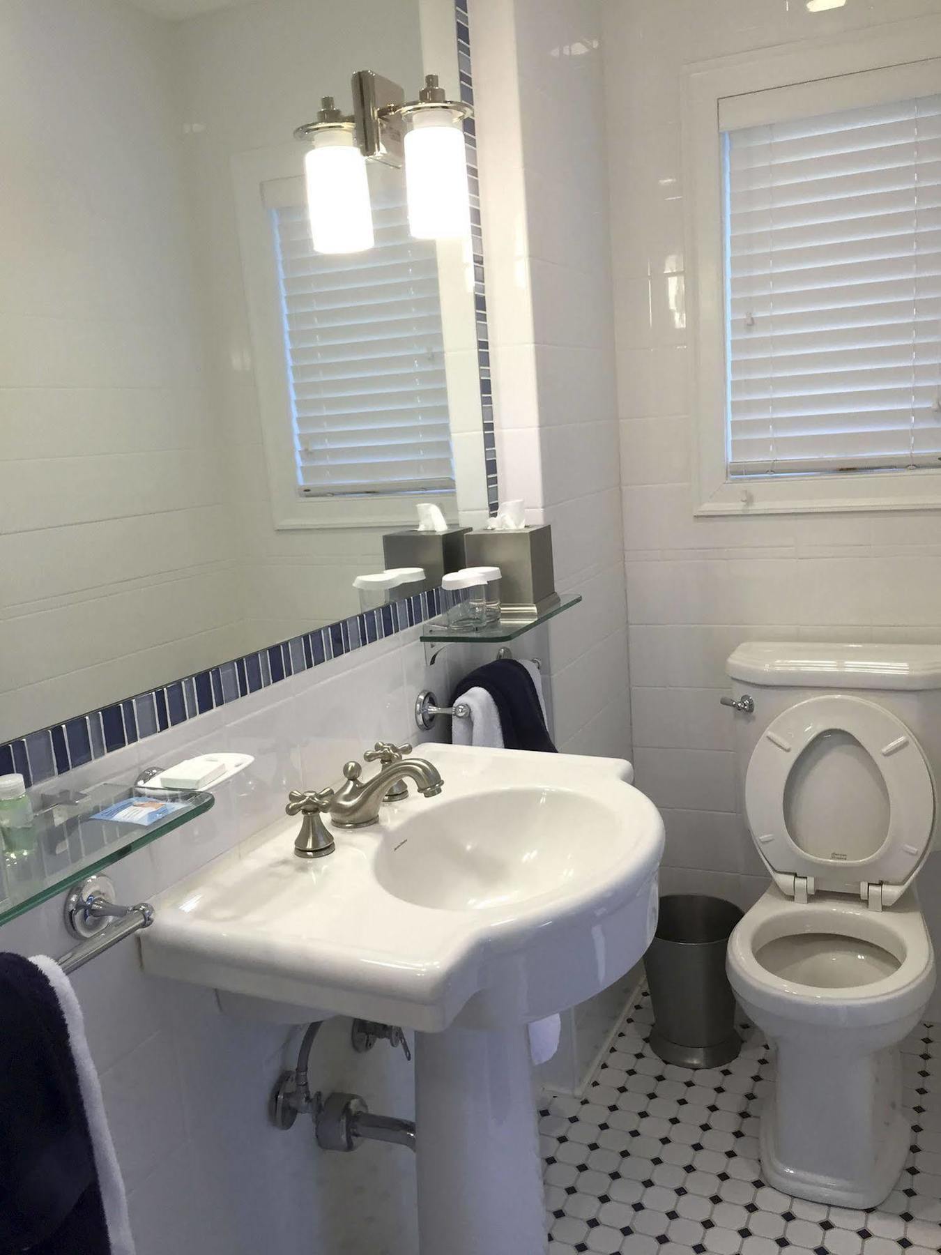Atlantic Inn Newington エクステリア 写真